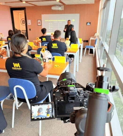 Equipe da Webmee reunida em treinamento interno de marketing digital e tecnologia