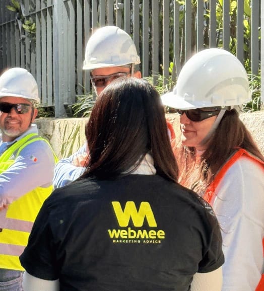 Equipe da Webmee reunida em treinamento interno de marketing digital e tecnologia