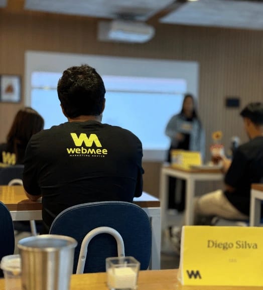 Equipe da Webmee reunida em treinamento interno de marketing digital e tecnologia