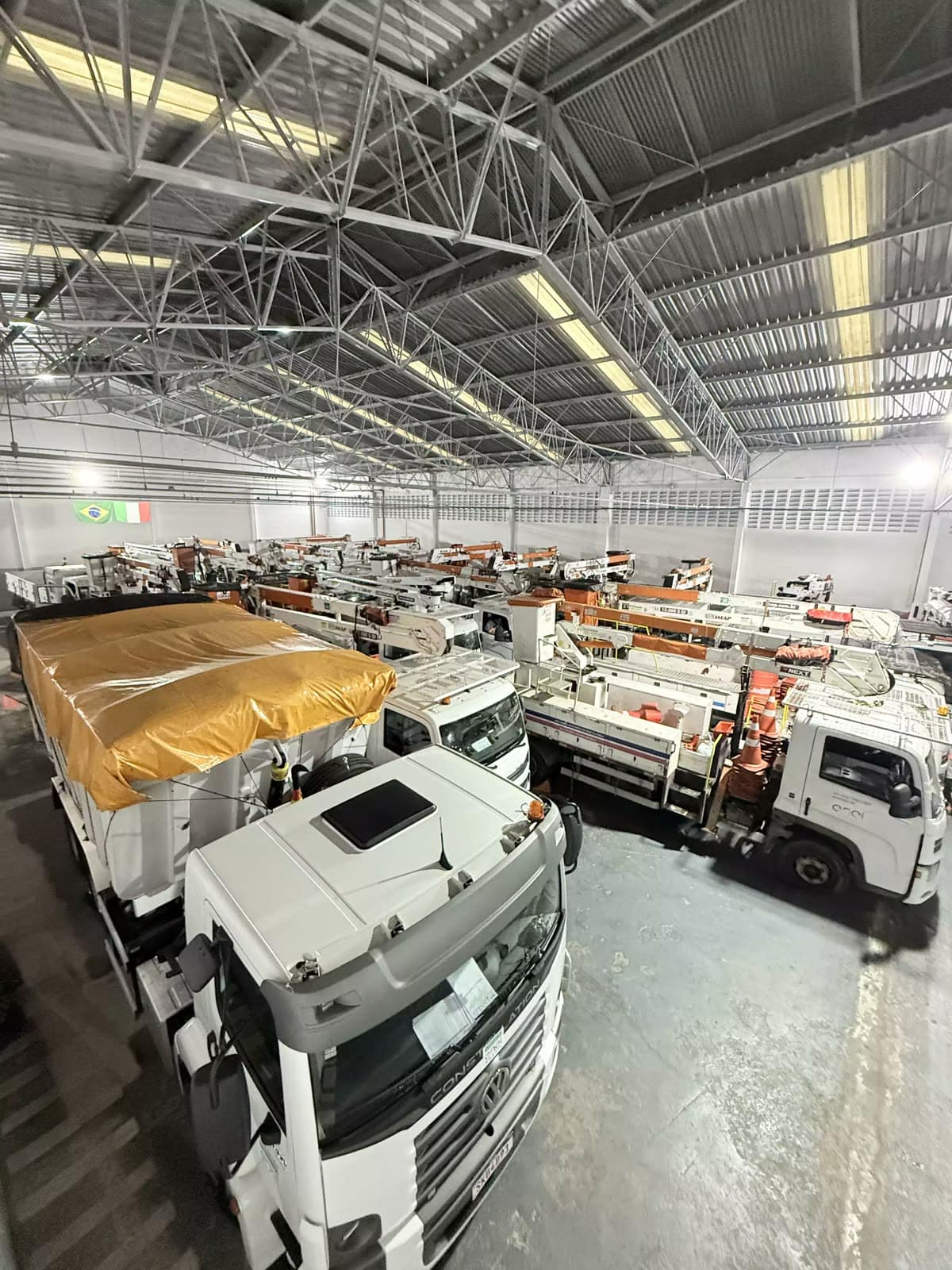 Base da AP+ Elettrolight com a frota de caminhões estacionada