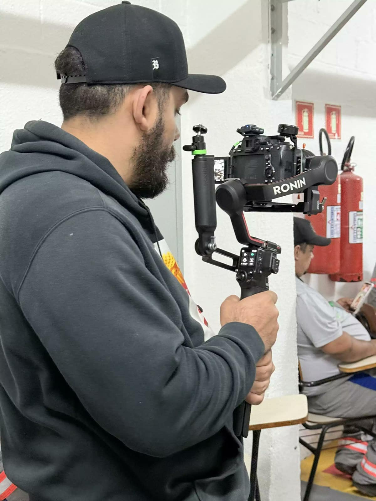 Captador da Webmee filmando com estabilizador numa base da AP+ Elettrolight
